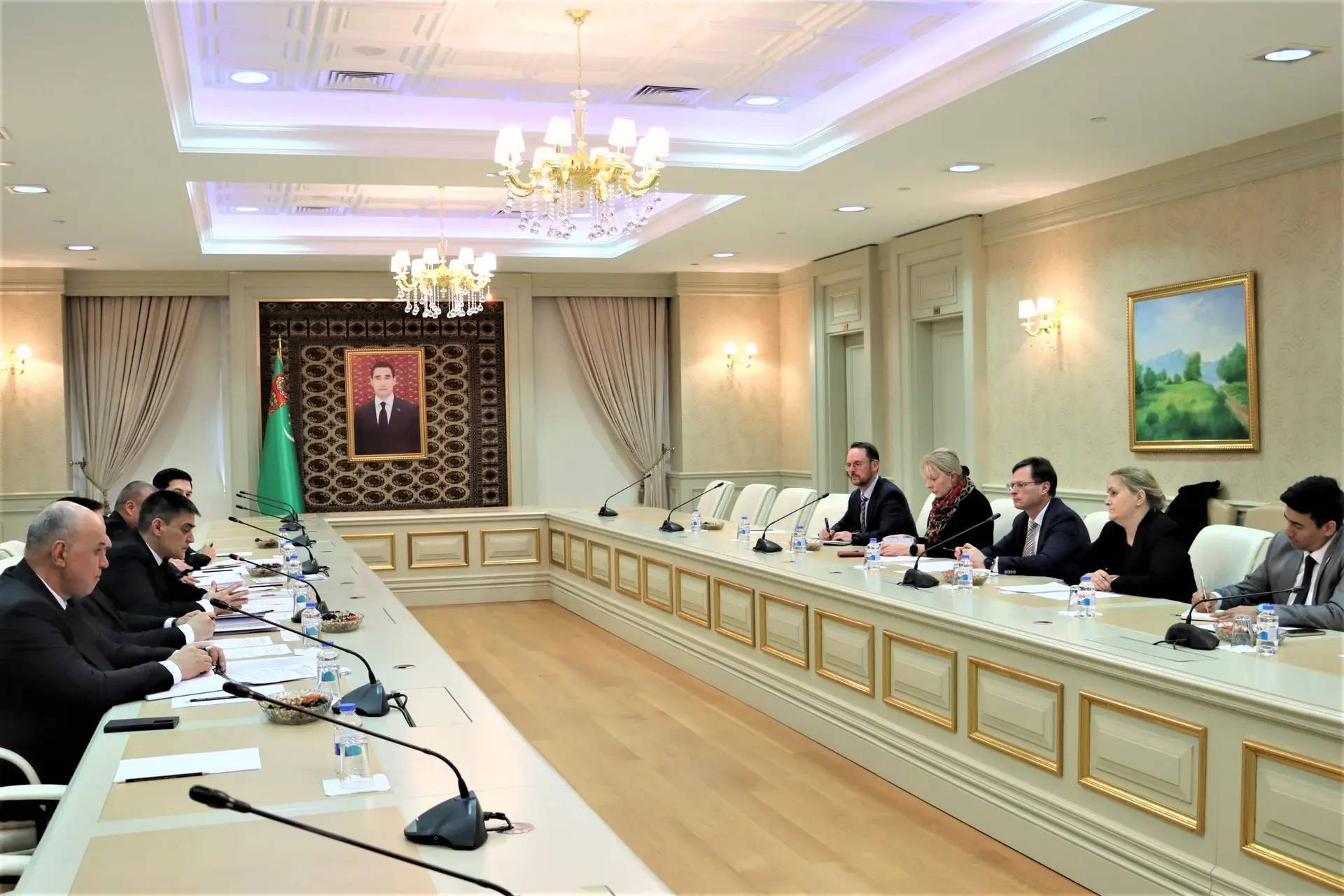 Туркменские железные дороги и ЕИБ обсудили проекты модернизации