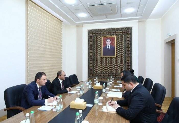 Aşgabat we Ýerewan Söwda öýlerini açmagyň mümkinçiliklerini maslahatlaşdylar