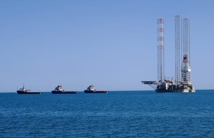Operation in the Caspian: "Neptun" Drilling Rig Transported from Turkmenistan to Azerbaijan
